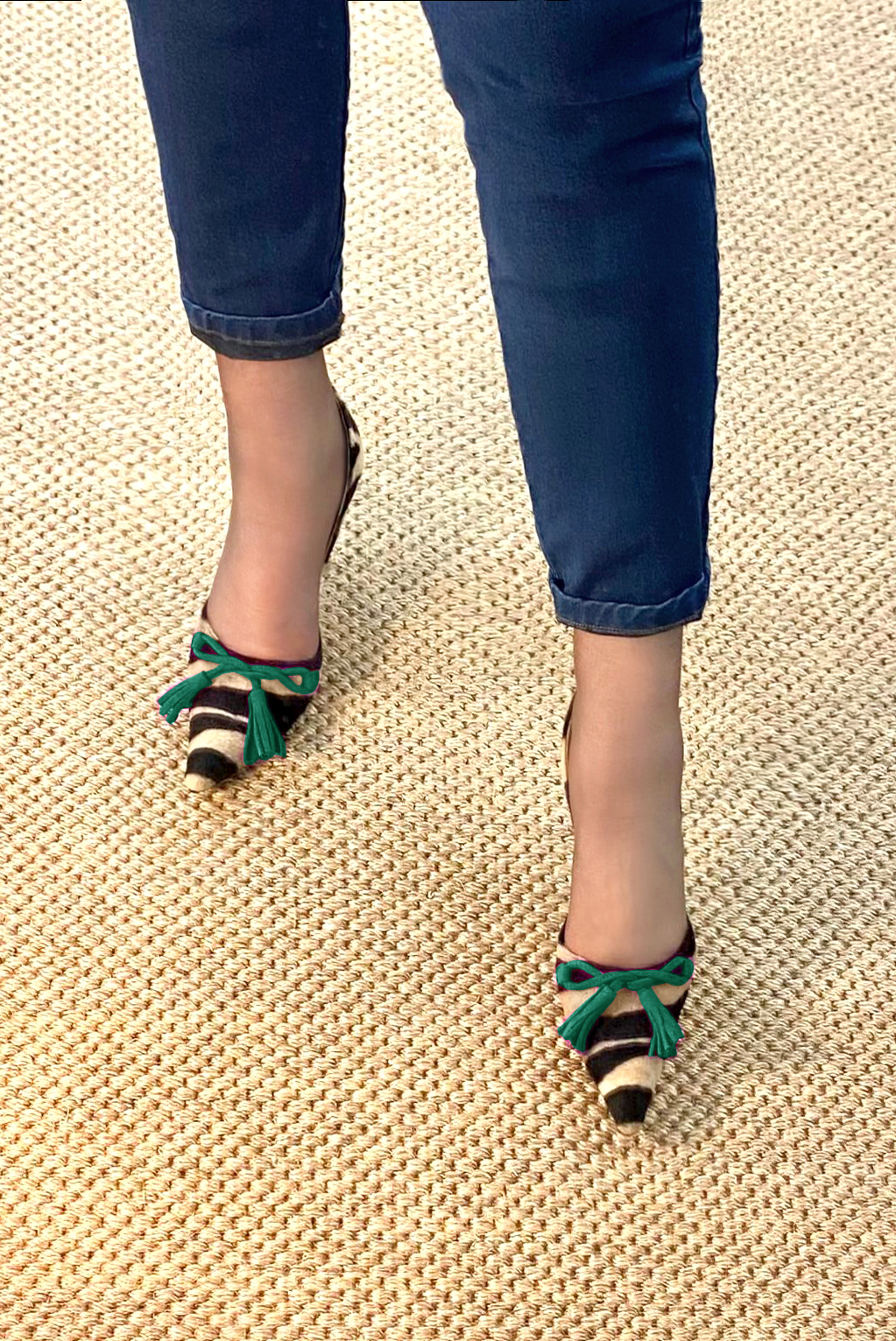 Escarpin : Escarpin cambrure ouverte couleur noir safari et vert émeraude. Bout pointu. Talon très haut fin. Vue porté - Florence KOOIJMAN