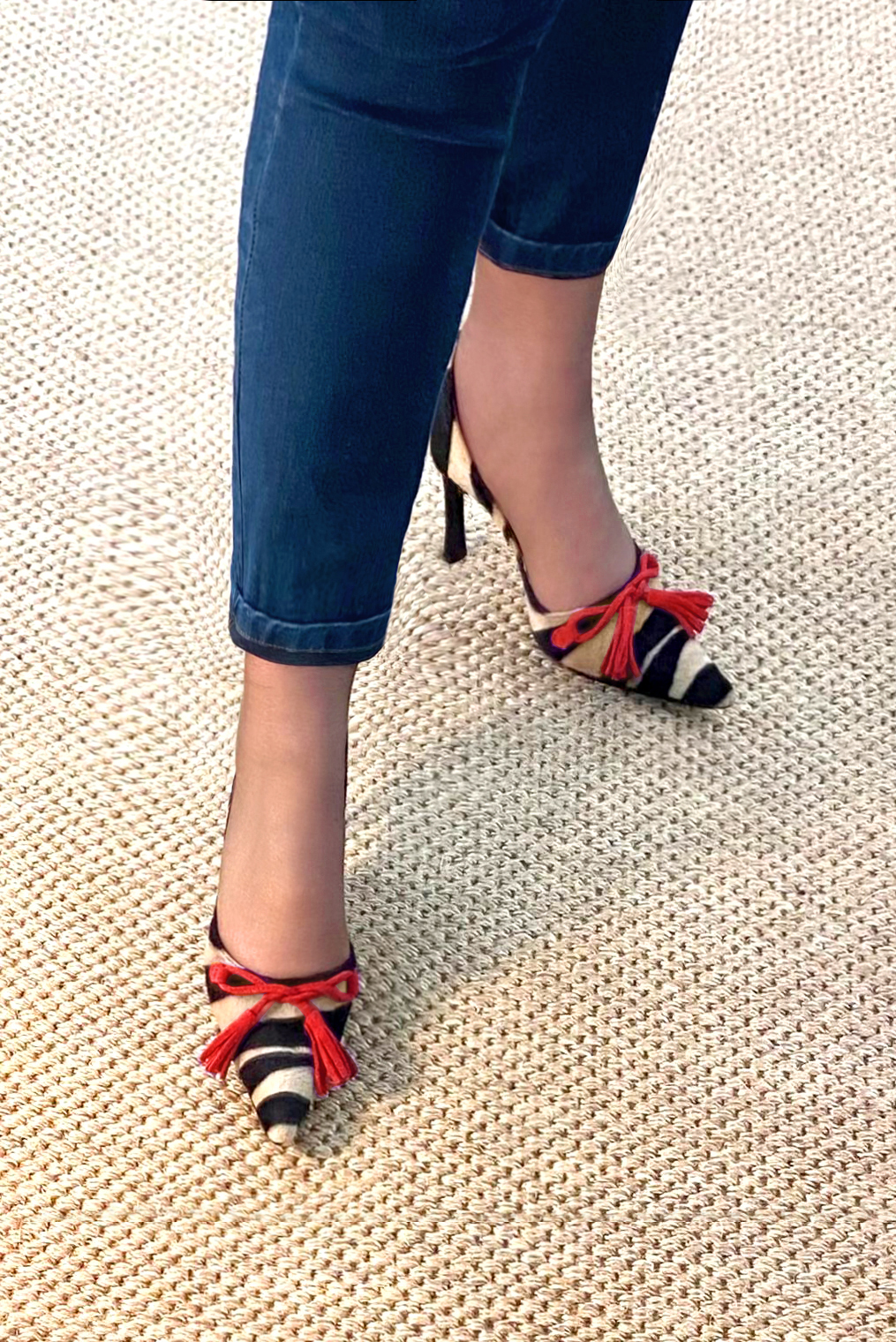 Escarpin : Escarpin cambrure ouverte couleur noir safari et rouge coquelicot. Bout pointu. Talon très haut fin. Vue du dessus - Florence KOOIJMAN