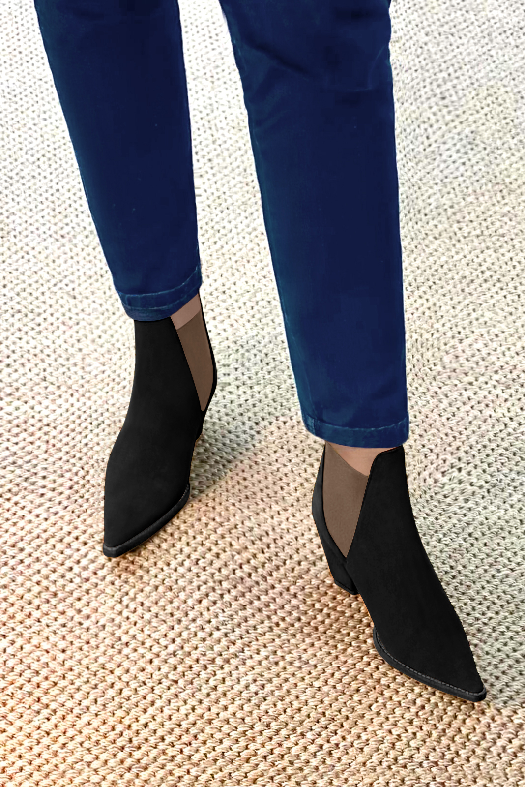 Boots femme : Boots élastiques sur les côtés couleur noir mat et marron taupe. Bout pointu. Talon mi-haut conique. Vue du dessus - Florence KOOIJMAN