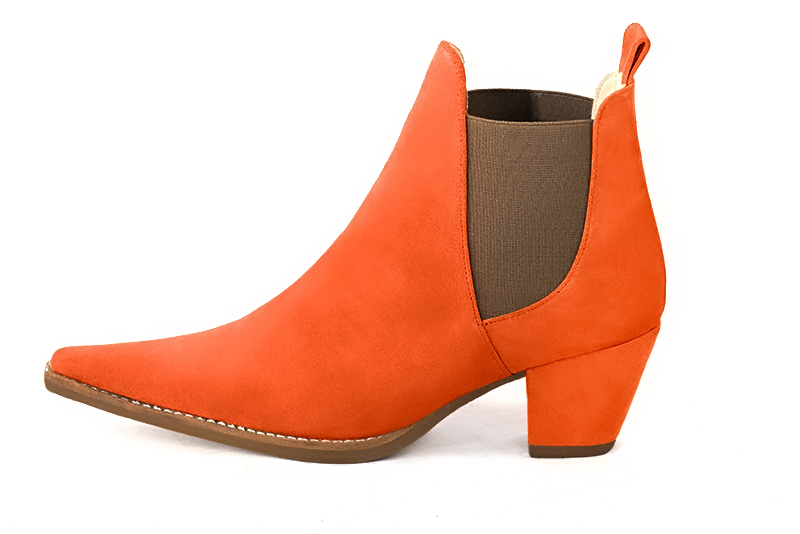 Boots femme : Boots élastiques sur les côtés couleur orange clémentine et marron taupe. Bout pointu. Talon mi-haut conique. Vue de profil - Florence KOOIJMAN