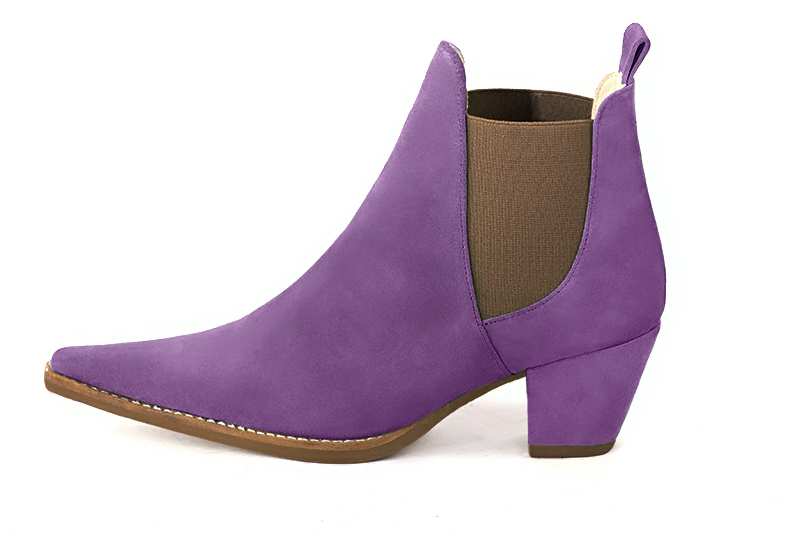 Boots femme : Boots élastiques sur les côtés couleur violet améthyste et marron taupe. Bout pointu. Talon mi-haut conique. Vue de profil - Florence KOOIJMAN