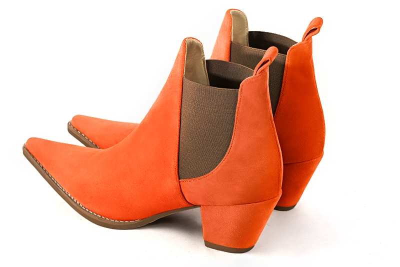 Boots femme : Boots élastiques sur les côtés couleur orange clémentine et marron taupe. Bout pointu. Talon mi-haut conique. Vue arrière - Florence KOOIJMAN