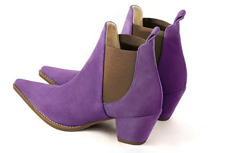 Boots femme : Boots élastiques sur les côtés couleur violet améthyste et marron taupe. Bout pointu. Talon mi-haut conique. Vue arrière - Florence KOOIJMAN