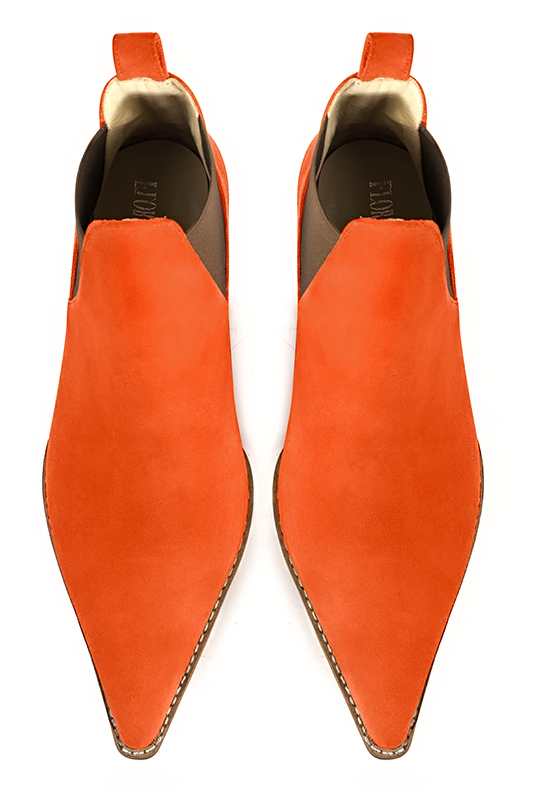 Boots femme : Boots élastiques sur les côtés couleur orange clémentine et marron taupe. Bout pointu. Talon mi-haut conique. Vue du dessus - Florence KOOIJMAN