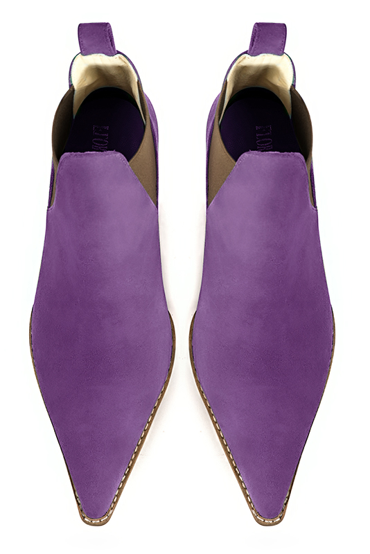 Boots femme : Boots élastiques sur les côtés couleur violet améthyste et marron taupe. Bout pointu. Talon mi-haut conique. Vue du dessus - Florence KOOIJMAN