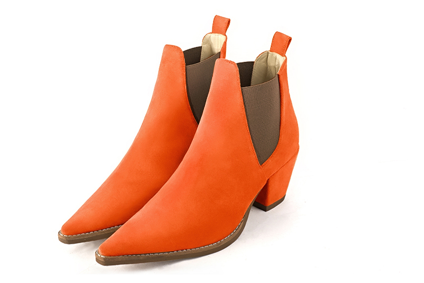 Boots femme : Boots élastiques sur les côtés couleur orange clémentine et marron taupe. Bout pointu. Talon mi-haut conique Vue avant - Florence KOOIJMAN