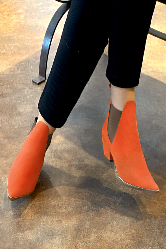 Bottines élégantes et raffinées avec des élastiques sur les côtés, coloris orange clémentine et marron taupe. Bout pointu. Mi-haut à haut. Talon conique. Personnalisation : Choix des cuirs, des couleurs et des talons. Cou-de-pied sur mesure. - Florence KOOIJMAN