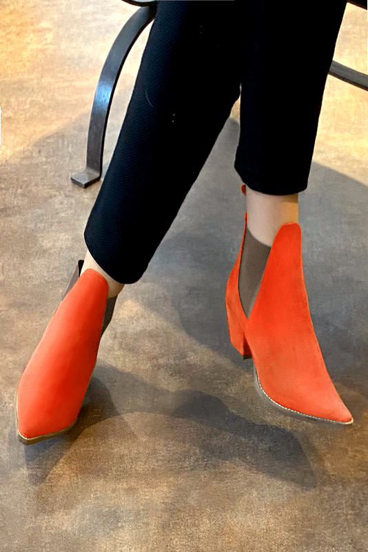 Boots femme : Boots élastiques sur les côtés couleur orange clémentine et marron taupe. Bout pointu. Talon mi-haut conique. Vue porté - Florence KOOIJMAN