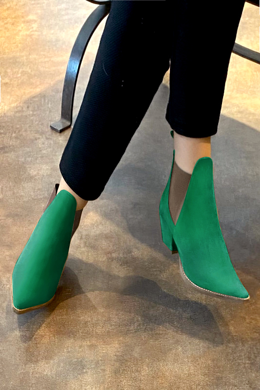 Boots femme : Boots élastiques sur les côtés couleur vert émeraude et marron taupe. Bout pointu. Talon mi-haut conique. Vue porté - Florence KOOIJMAN