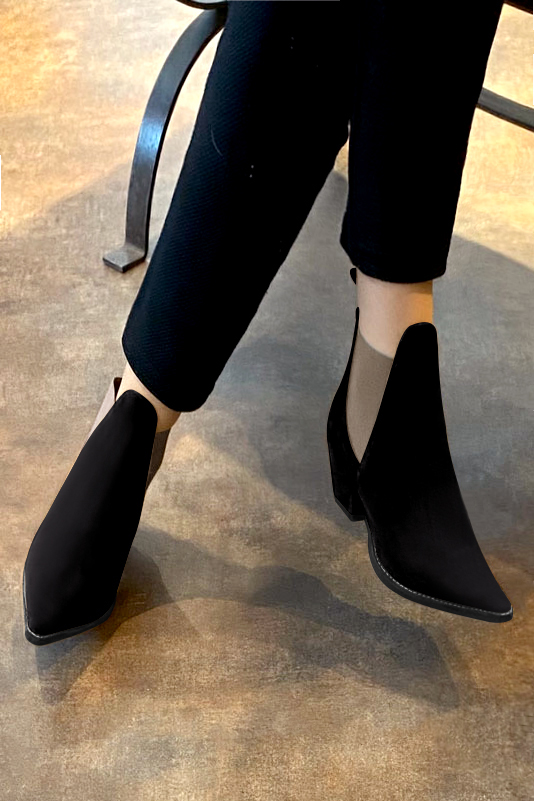 Bottines élégantes et raffinées avec des élastiques sur les côtés, coloris noir mat et marron taupe. Bout pointu. Mi-haut à haut. Talon conique. Personnalisation : Choix des cuirs, des couleurs et des talons. Cou-de-pied sur mesure. - Florence KOOIJMAN