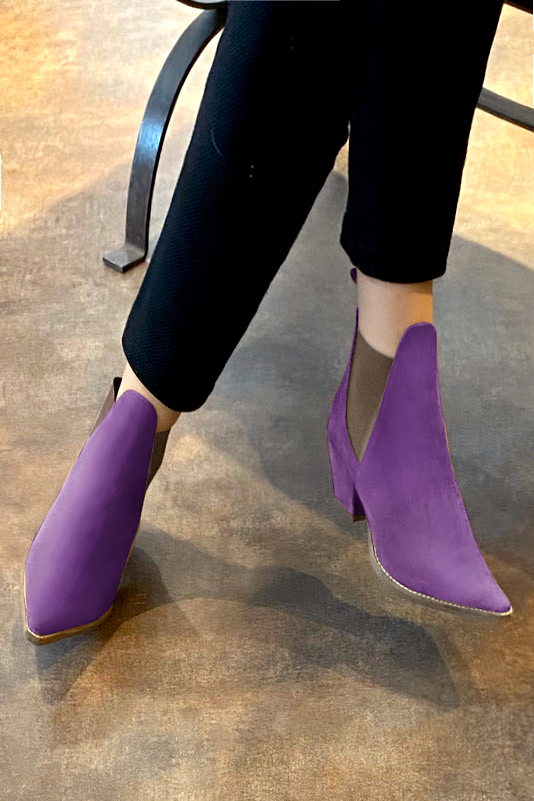 Boots femme : Boots élastiques sur les côtés couleur violet améthyste et marron taupe. Bout pointu. Talon mi-haut conique. Vue porté - Florence KOOIJMAN