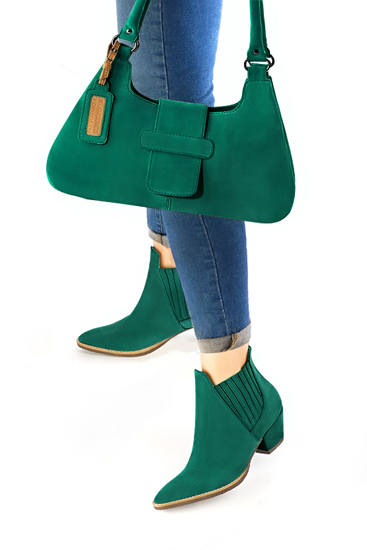 Boots femme : Boots élastiques sur les côtés couleur vert émeraude. Bout effilé. Petit talon conique. Vue porté - Florence KOOIJMAN