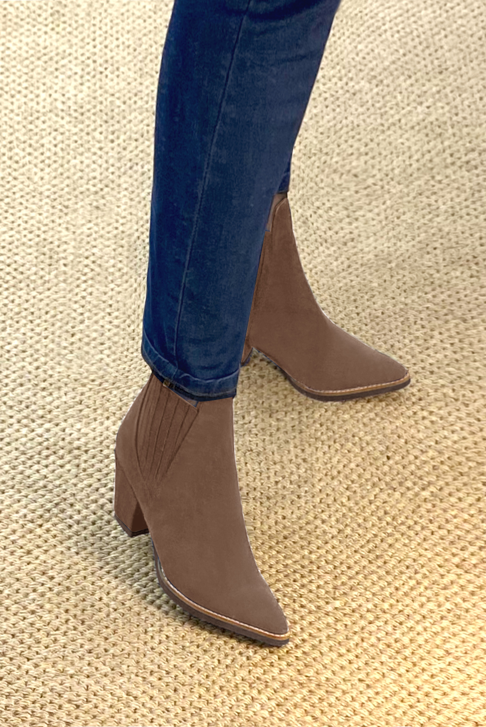 Boots femme : Boots élastiques sur les côtés couleur marron chocolat. Bout effilé. Petit talon conique. Vue porté - Florence KOOIJMAN