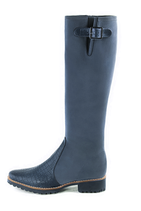 Bottes femme cavalières élégantes et raffinées, réalisées sur mesure, coloris bleu denim. Bout rond. Semelle gomme plat. Mollets fins ou larges. Personnalisation : Choix des cuirs, des couleurs et des talons. - Florence KOOIJMAN