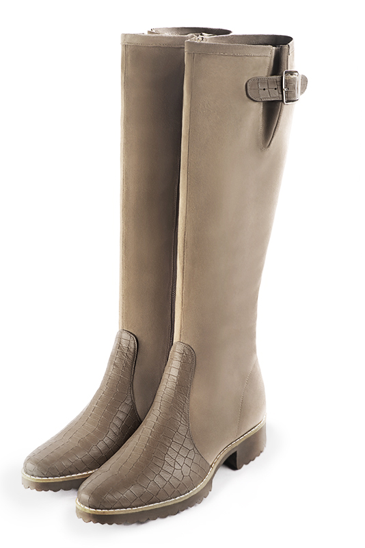 Bottes femme cavalières élégantes et raffinées, réalisées sur mesure, coloris beige mastic. Bout rond. Semelle gomme plat. Mollets fins ou larges. Personnalisation : Choix des cuirs, des couleurs et des talons. - Florence KOOIJMAN