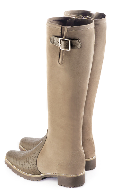 Bottes femme cavalières élégantes et raffinées, réalisées sur mesure, coloris beige mastic. Bout rond. Semelle gomme plat. Mollets fins ou larges. Personnalisation : Choix des cuirs, des couleurs et des talons. - Florence KOOIJMAN