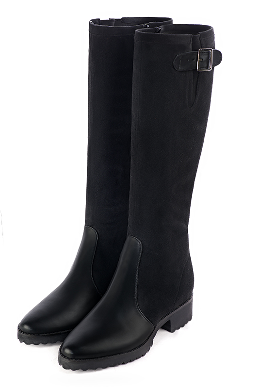 Bottes femme cavalières élégantes et raffinées, réalisées sur mesure, coloris noir satiné. Bout rond. Semelle gomme plat. Mollets fins ou larges. Personnalisation : Choix des cuirs, des couleurs et des talons. - Florence KOOIJMAN