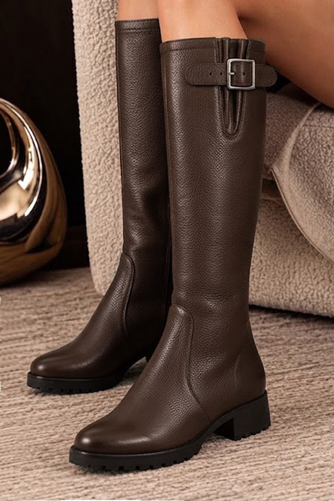 Bottes cavalière habillées femme sur mesure en cuir marron foncé à semelle en gomme et bout rond - Vue porté