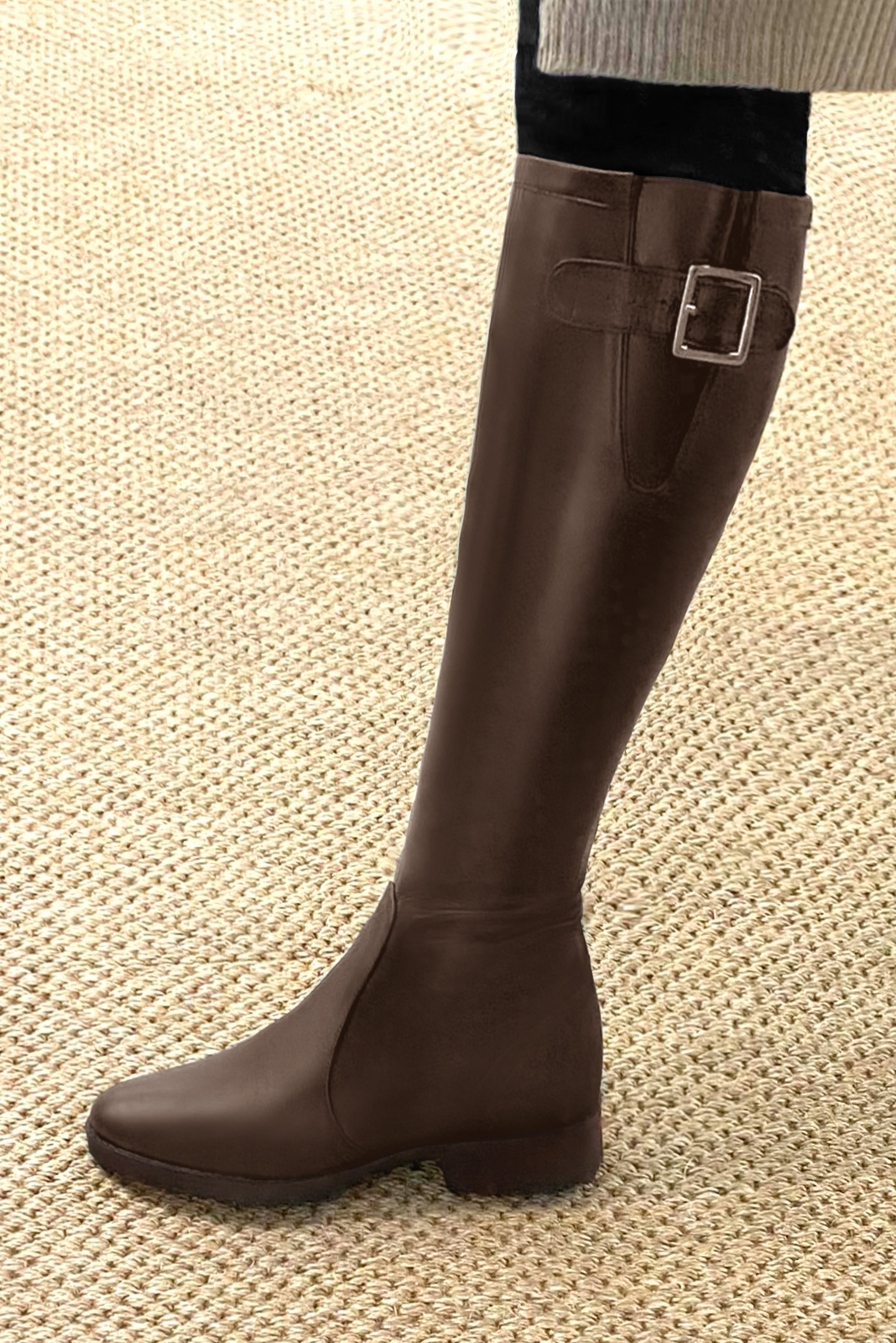 Botte femme : Bottes femme cavalières sur mesures couleur marron ébène. Bout rond. Semelle gomme talon plat. Vue porté - Florence KOOIJMAN