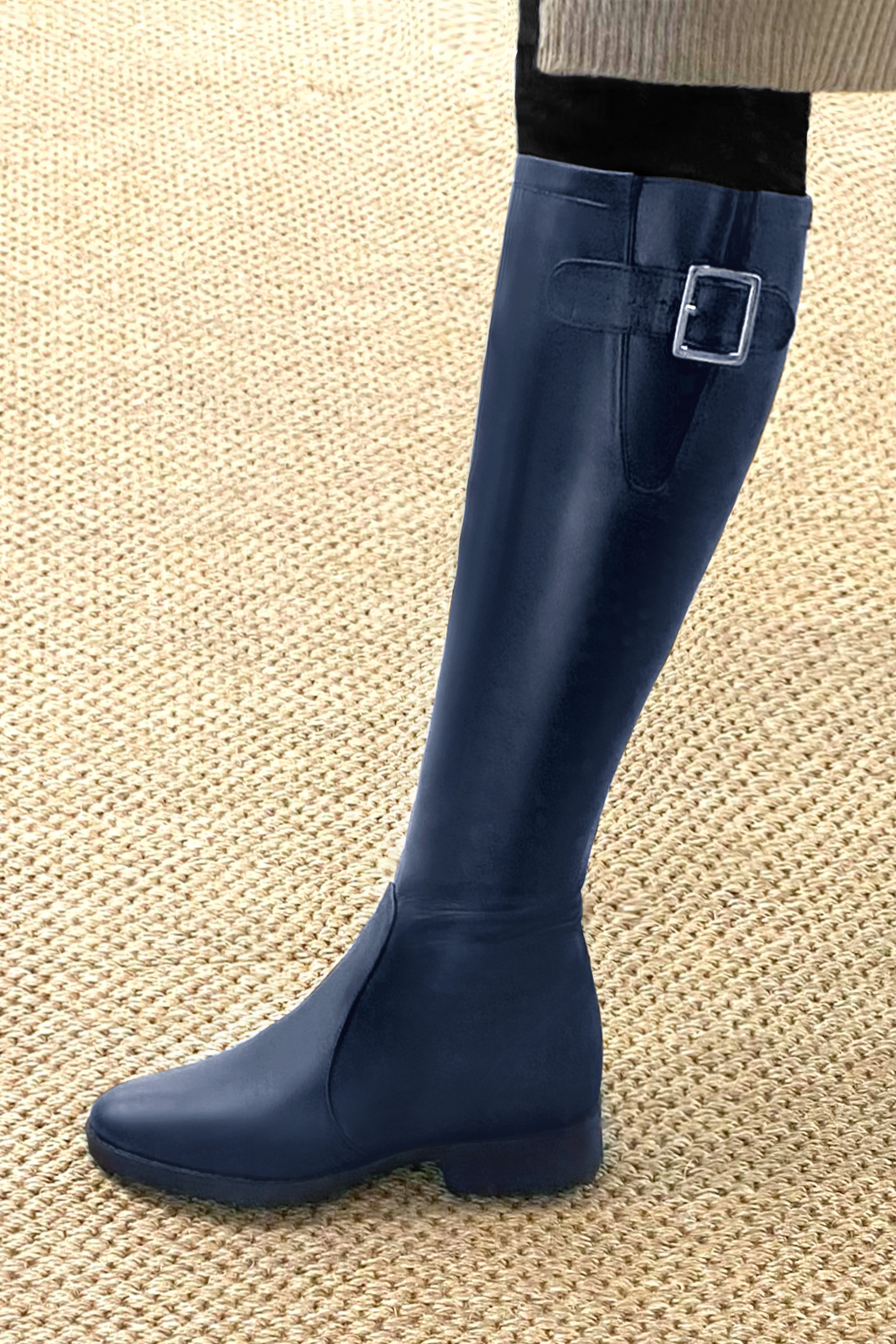 Botte femme : Bottes femme cavalières sur mesures couleur bleu marine. Bout rond. Semelle gomme talon plat. Vue porté - Florence KOOIJMAN