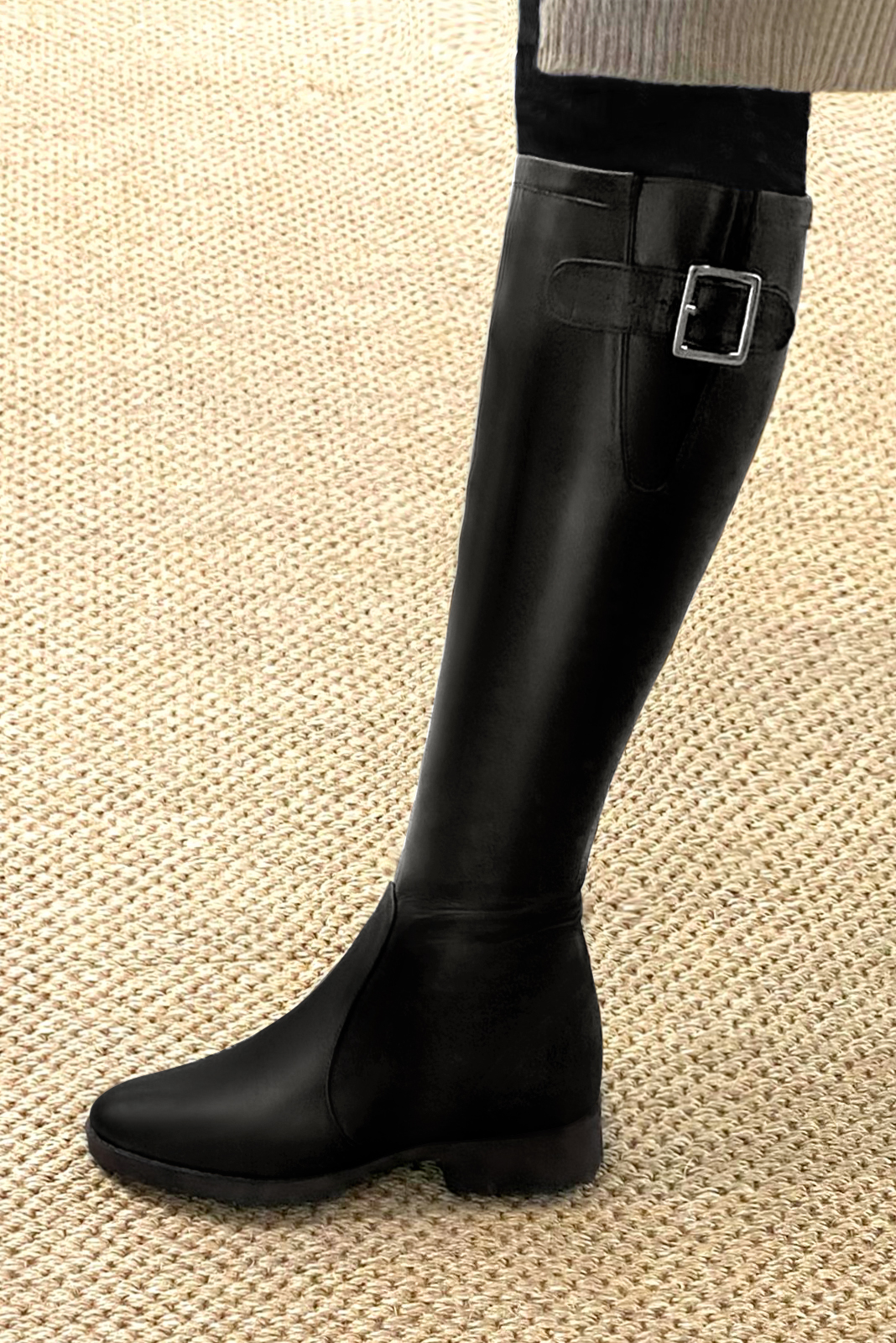 Botte femme : Bottes femme cavalières sur mesures couleur noir satiné. Bout rond. Semelle gomme talon plat. Vue porté - Florence KOOIJMAN