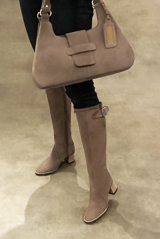 Botte femme : Bottes femme avec des boucles sur mesures couleur marron chocolat. Bout rond. Talon mi-haut bottier. Vue arrière - Florence KOOIJMAN