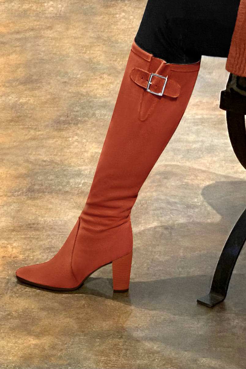 Botte femme : Bottes femme avec des boucles sur mesures couleur orange corail. Bout effilé. Talon haut bottier. Vue de profil - Florence KOOIJMAN