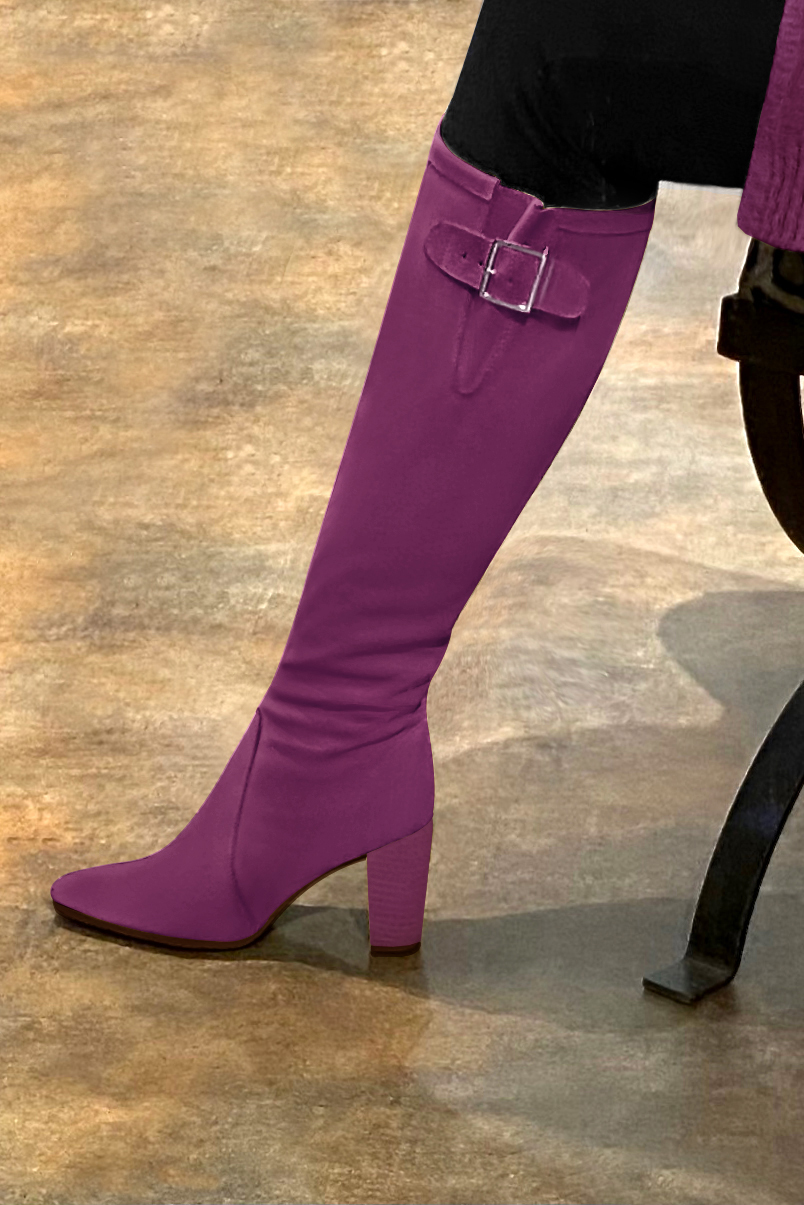 Bottes femme élégantes et raffinées, avec des boucles, réalisées sur mesure, coloris violet myrtille. Bout effilé. Haut. Talon bottier. Mollets fins ou larges. Personnalisation : Choix des cuirs, des couleurs et des talons. - Florence KOOIJMAN