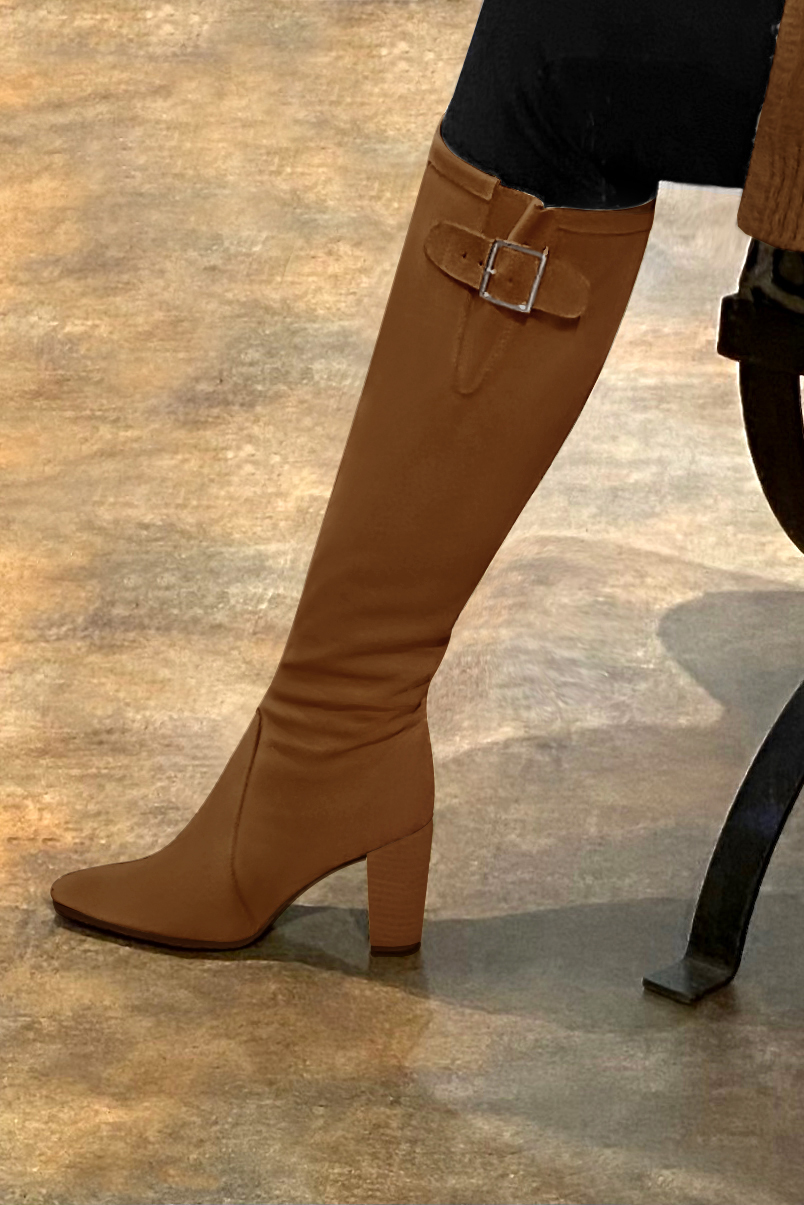 Botte femme : Bottes femme avec des boucles sur mesures couleur marron caramel. Bout effilé. Talon haut bottier. Vue arrière - Florence KOOIJMAN