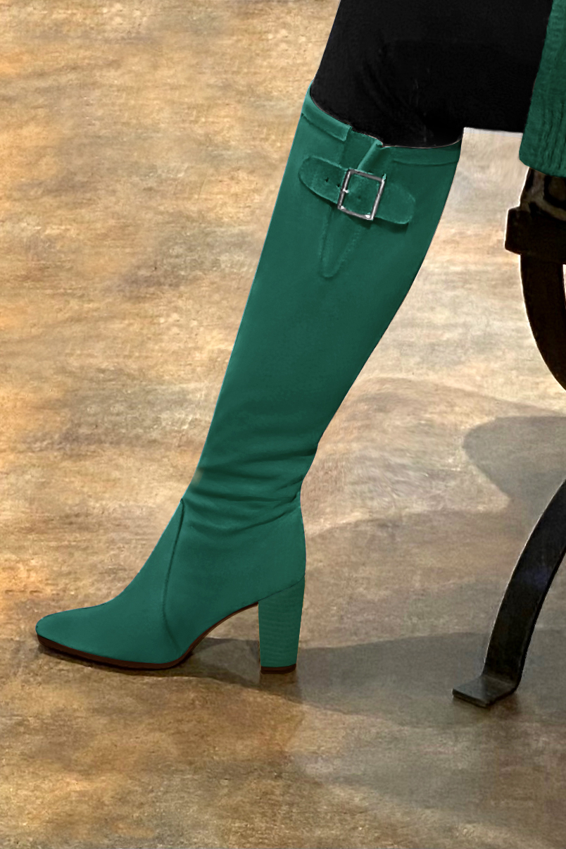 Botte femme : Bottes femme avec des boucles sur mesures couleur vert émeraude. Bout effilé. Talon haut bottier. Vue porté - Florence KOOIJMAN