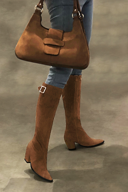 Botte femme : Bottes femme avec des boucles sur mesures couleur marron caramel. Bout effilé. Talon haut conique. Vue porté - Florence KOOIJMAN