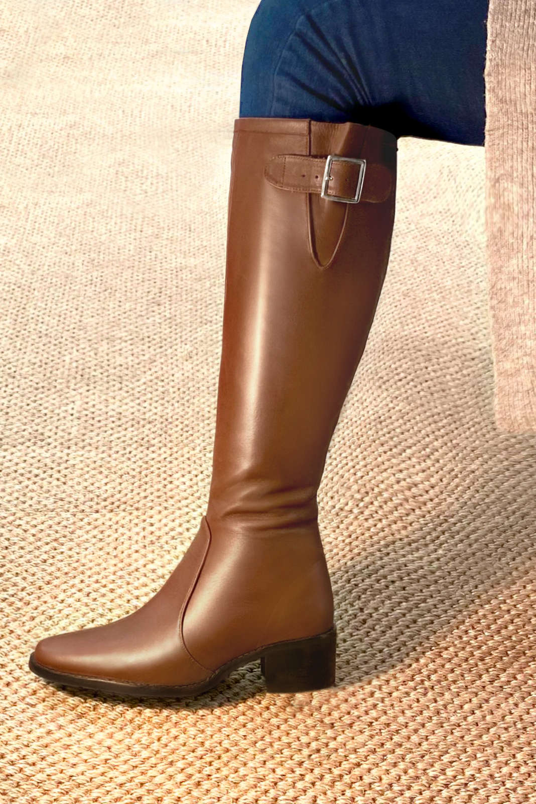 Botte femme : Bottes femme cavalières sur mesures couleur marron caramel. Bout rond. Semelle cuir petit talon. Vue arrière - Florence KOOIJMAN