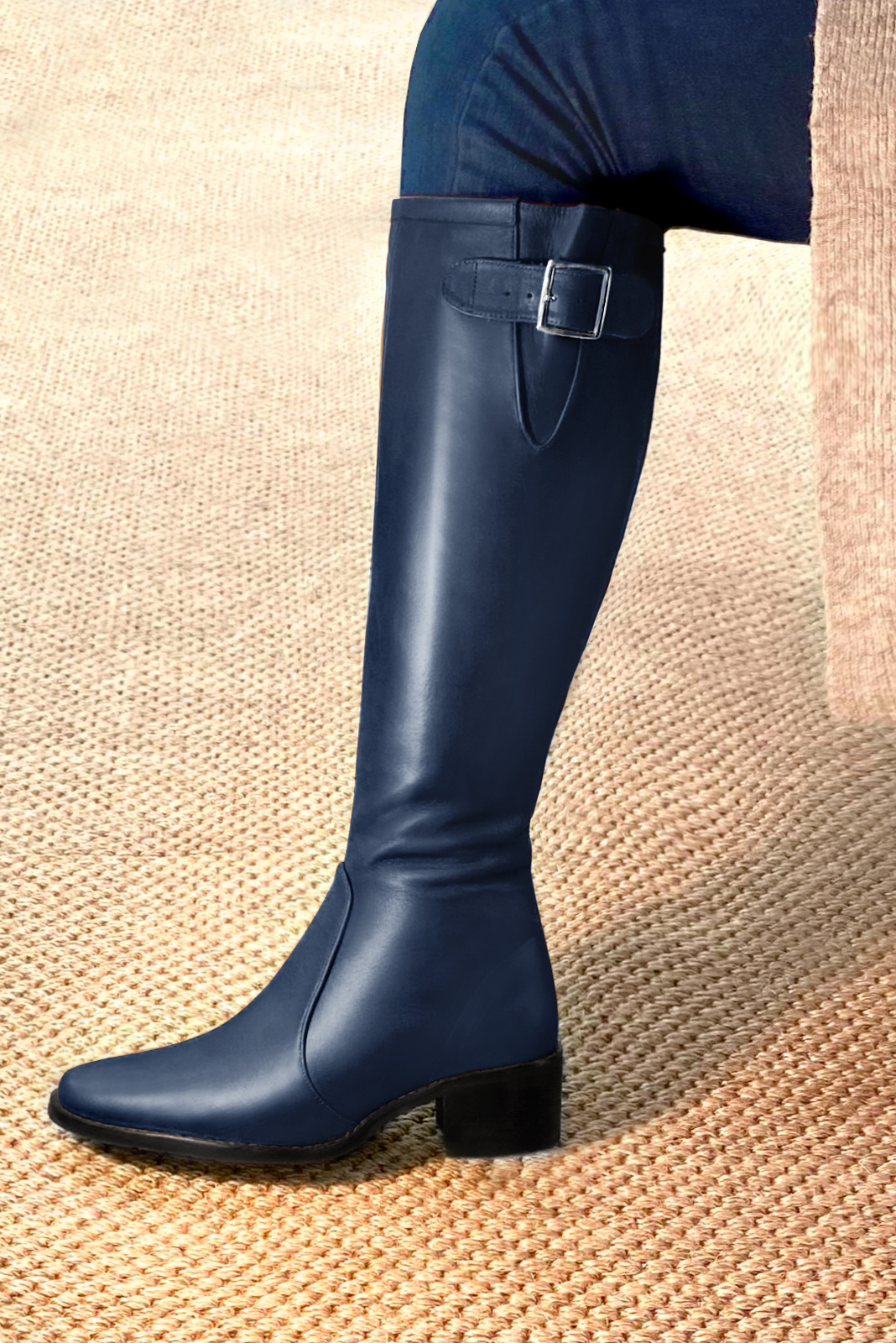 Botte femme : Bottes femme cavalières sur mesures couleur bleu marine. Bout rond. Semelle cuir petit talon. Vue arrière - Florence KOOIJMAN