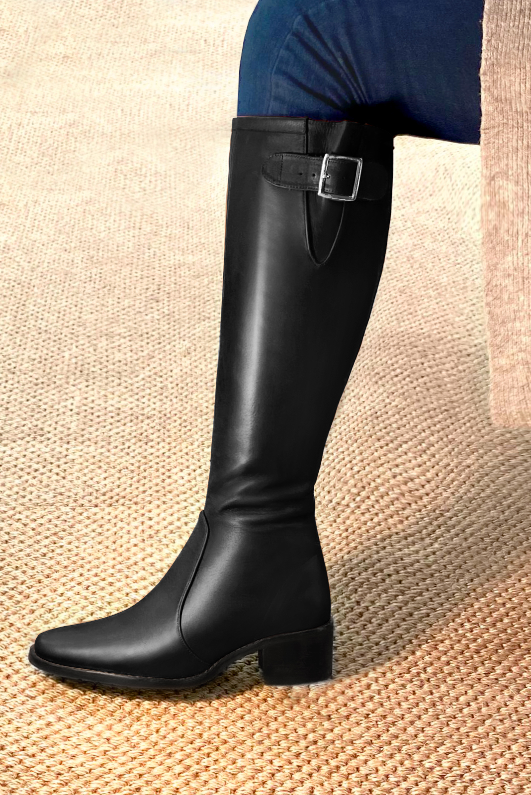 Botte femme : Bottes femme cavalières sur mesures couleur noir satiné. Bout rond. Semelle cuir petit talon. Vue arrière - Florence KOOIJMAN