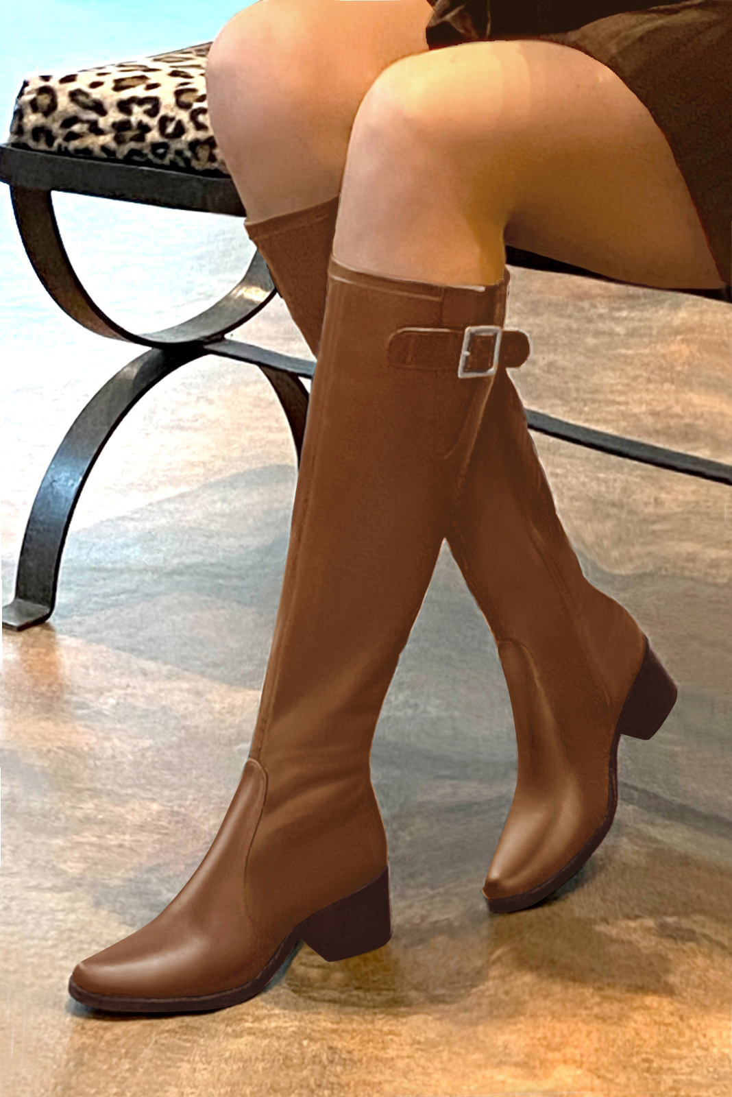 Botte femme : Bottes femme cavalières sur mesures couleur marron caramel. Bout rond. Semelle cuir petit talon. Vue porté - Florence KOOIJMAN
