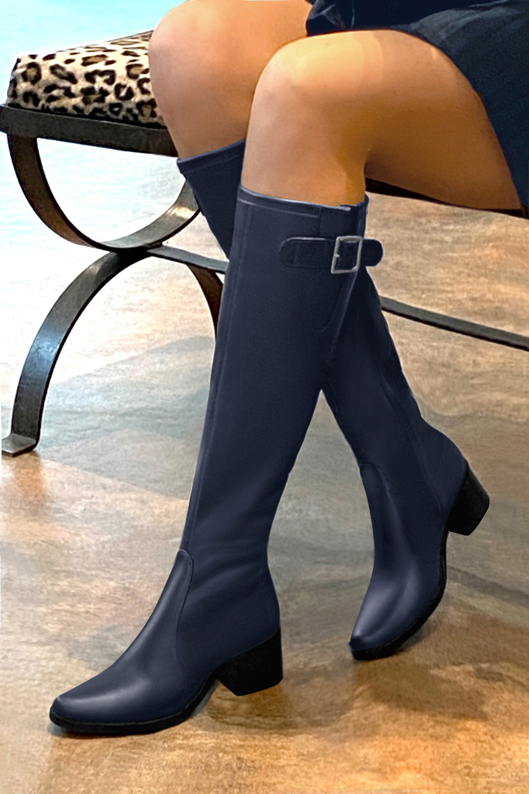 Botte femme : Bottes femme cavalières sur mesures couleur bleu marine. Bout rond. Semelle cuir petit talon. Vue porté - Florence KOOIJMAN
