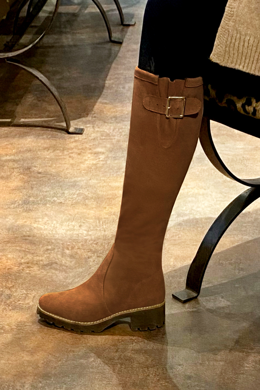 Bottes femme élégantes et raffinées, avec des boucles, réalisées sur mesure, coloris marron caramel. Mollets fins ou larges. Personnalisation : Choix des cuirs, des couleurs et des talons. - Florence KOOIJMAN