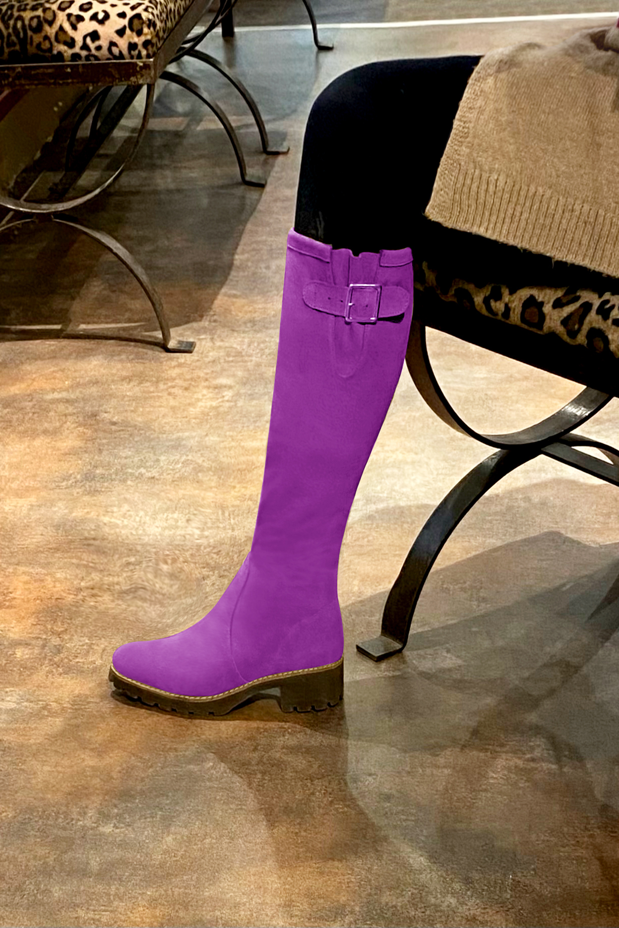 Botte femme : Bottes femme avec des boucles sur mesures couleur violet mauve.. Vue porté - Florence KOOIJMAN