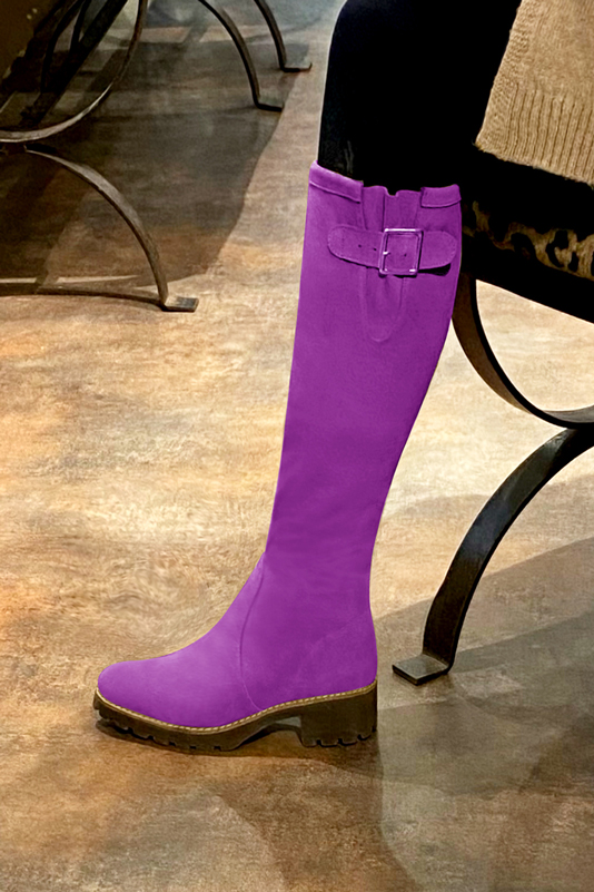 Bottes femme élégantes et raffinées, avec des boucles, réalisées sur mesure, coloris violet mauve. Mollets fins ou larges. Personnalisation : Choix des cuirs, des couleurs et des talons. - Florence KOOIJMAN