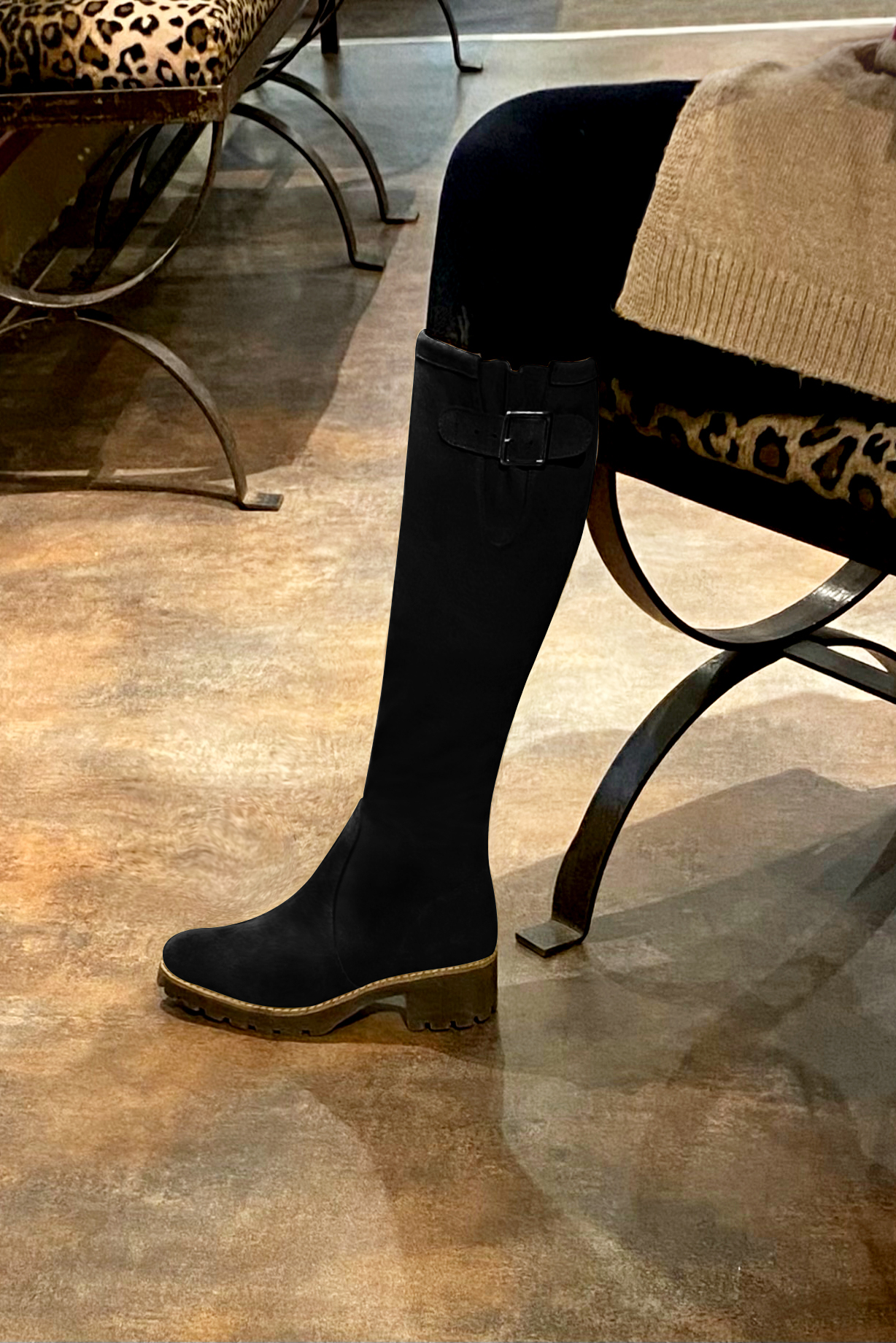 Botte femme : Bottes femme avec des boucles sur mesures couleur noir mat.. Vue porté - Florence KOOIJMAN