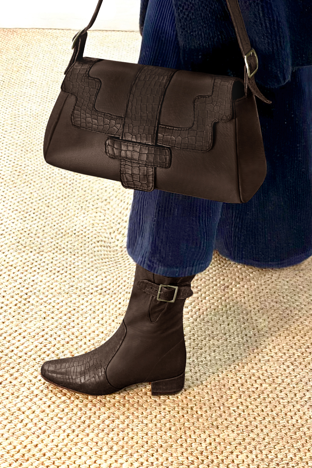 Sac porté à l'épaule pour femme en cuir marron foncé - Vue porté