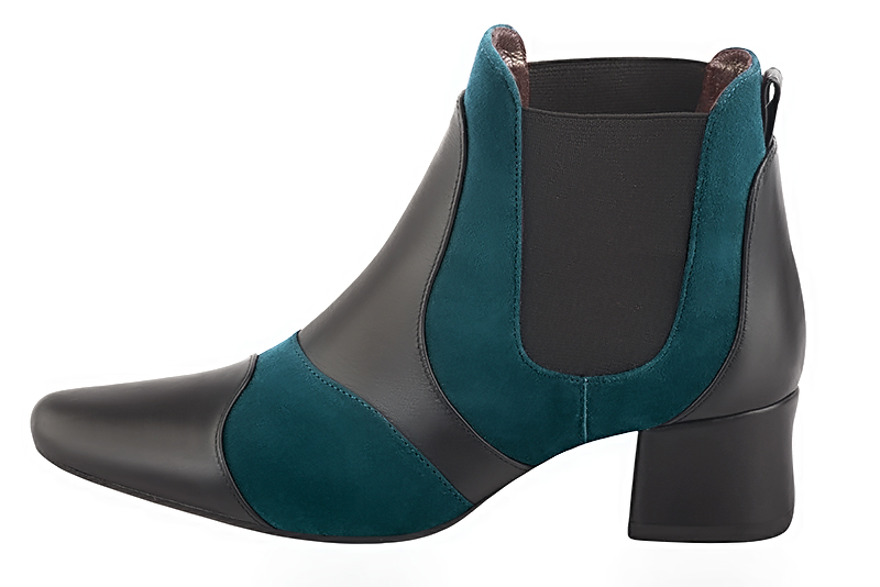 Bottines bicolores élégantes et raffinées avec des élastiques sur les côtés, coloris gris acier et bleu canard. Bout rond. Mi-haut. Talon évasé. Personnalisation : Choix des cuirs, des couleurs et des talons. Cou-de-pied sur mesure. - Florence KOOIJMAN
