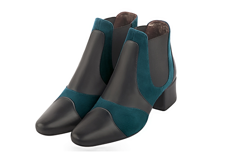 Bottines bicolores élégantes et raffinées avec des élastiques sur les côtés, coloris gris acier et bleu canard. Bout rond. Mi-haut. Talon évasé. Personnalisation : Choix des cuirs, des couleurs et des talons. Cou-de-pied sur mesure. - Florence KOOIJMAN