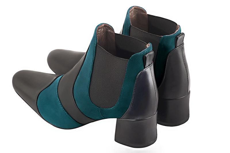 Bottines bicolores élégantes et raffinées avec des élastiques sur les côtés, coloris gris acier et bleu canard. Bout rond. Mi-haut. Talon évasé. Personnalisation : Choix des cuirs, des couleurs et des talons. Cou-de-pied sur mesure. - Florence KOOIJMAN