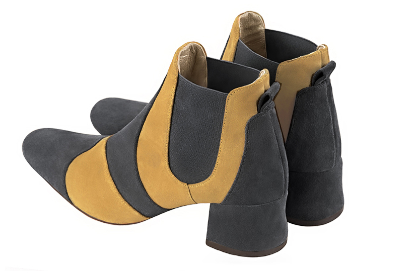 Boots femme : Boots bicolores élastiques sur les côtés couleur gris acier et jaune ocre. Bout rond. Petit talon évasé. Vue arrière - Florence KOOIJMAN