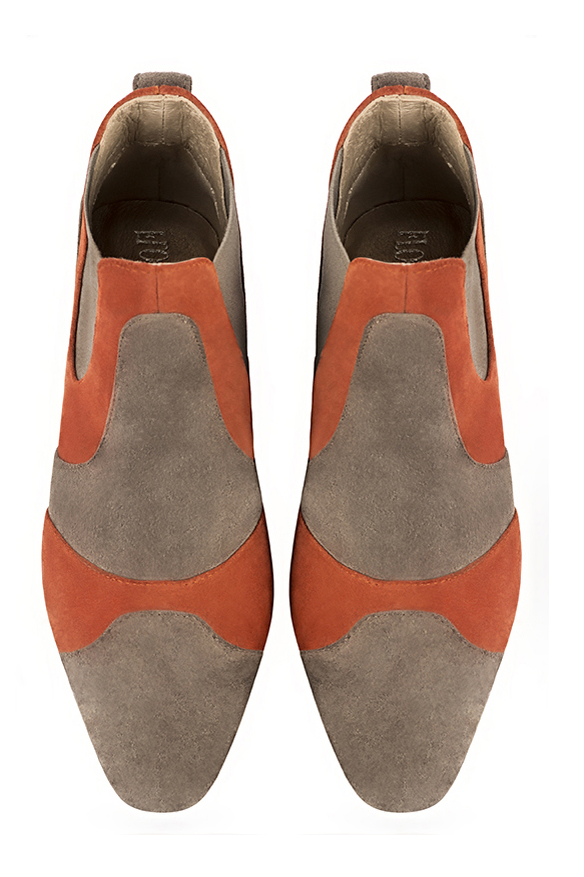 Boots femme : Boots bicolores élastiques sur les côtés couleur beige sahara, orange corail et marron taupe. Bout rond. Petit talon évasé. Vue du dessus - Florence KOOIJMAN