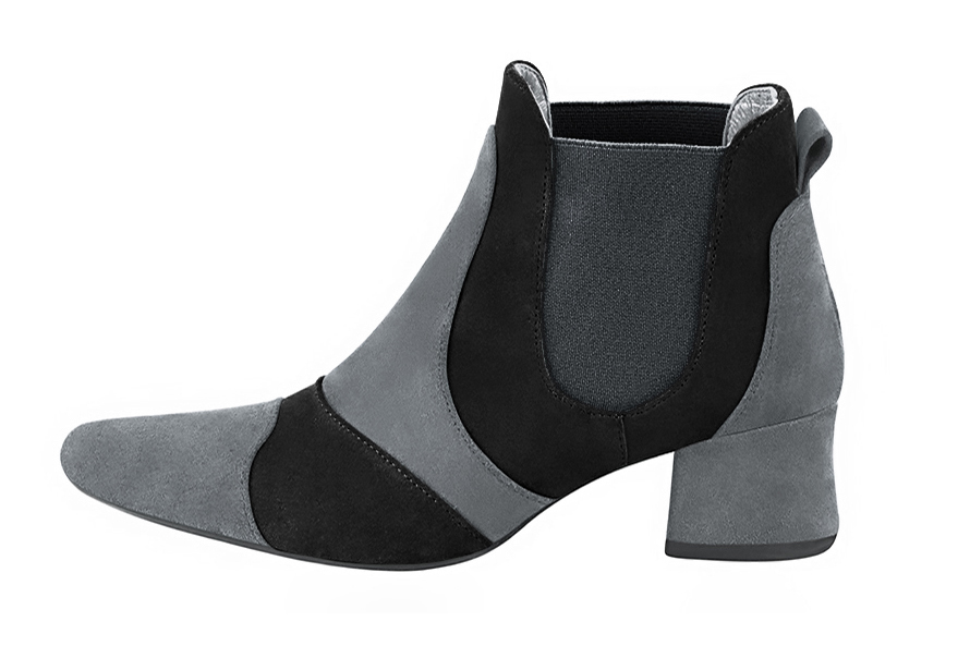 Boots femme : Boots bicolores élastiques sur les côtés couleur gris tourterelle et noir mat. Bout rond. Petit talon évasé. Vue de profil - Florence KOOIJMAN