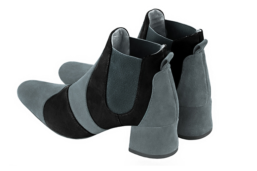 Boots femme : Boots bicolores élastiques sur les côtés couleur gris tourterelle et noir mat. Bout rond. Petit talon évasé. Vue arrière - Florence KOOIJMAN