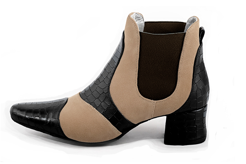 Boots femme : Boots bicolores élastiques sur les côtés couleur noir satiné, beige sahara et marron ébène. Bout rond. Petit talon évasé. Vue de profil - Florence KOOIJMAN
