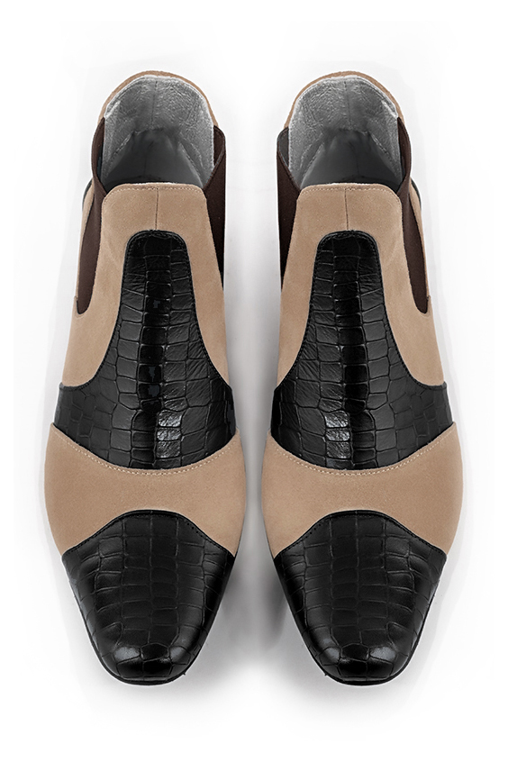Boots femme : Boots bicolores élastiques sur les côtés couleur noir satiné, beige sahara et marron ébène. Bout rond. Petit talon évasé. Vue du dessus - Florence KOOIJMAN